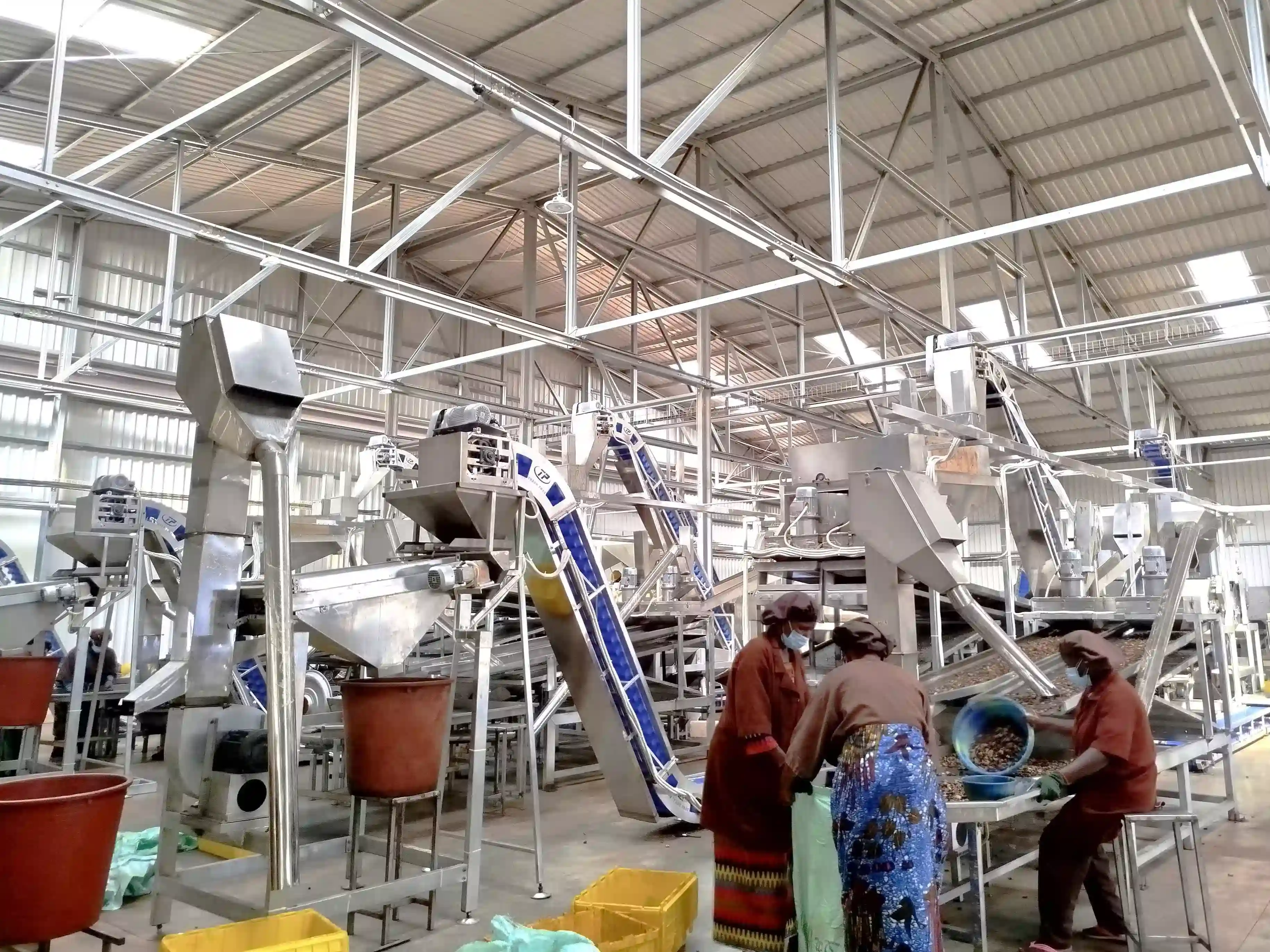 Foto von Cashewmaschinen in Fabrikgebäude - gebana.com